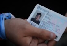 En la Argentina de Milei: joven trans celebró su nuevo DNI, pero el Estado no cambió ni el nombre ni el género