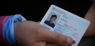 En la Argentina de Milei: joven trans celebró su nuevo DNI, pero el Estado no cambió ni el nombre ni el género