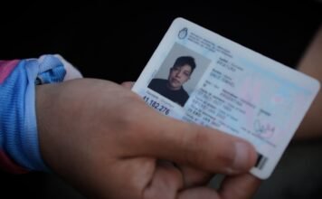 En la Argentina de Milei: joven trans celebró su nuevo DNI, pero el Estado no cambió ni el nombre ni el género