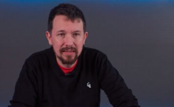 Indignación en el mundo : señalan a miembros de la flotilla de Pablo Iglesias por lanzar comida a niños cubanos mientras graban contenido