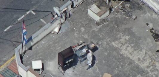 Borrando rastros: embajada del régimen cubano en Ecuador quema documentos tras expulsión de su embajador