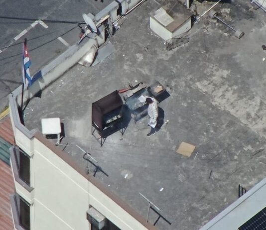 Borrando rastros: embajada del régimen cubano en Ecuador quema documentos tras expulsión de su embajador