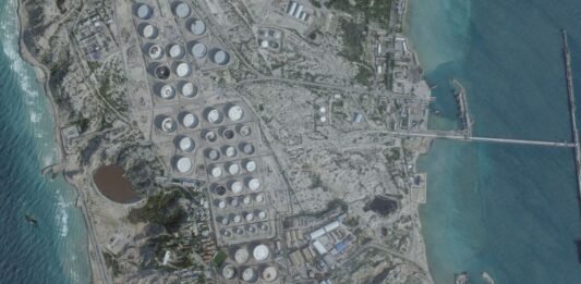 EEUU bombardea la isla de Jarg, la joya petrolera y enclave estratégico de Irán