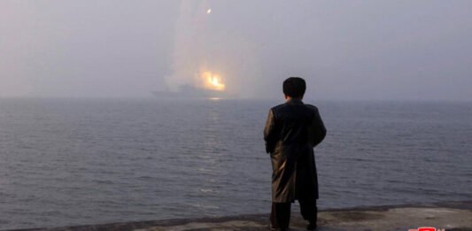 Kim Jong-un asegura que está equipando a su marina con armas nucleares