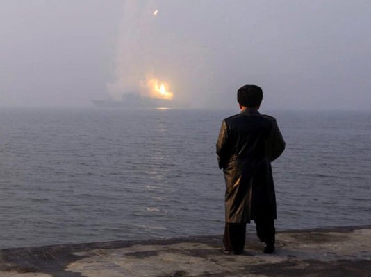 Kim Jong-un asegura que está equipando a su marina con armas nucleares