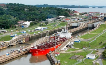 Crisis en Ormuz dispara tarifas en canal de Panamá de hasta 4 millones de dólares