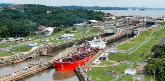 Crisis en Ormuz dispara tarifas en canal de Panamá de hasta 4 millones de dólares