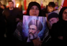 El cuerpo del ayatolá Alí Jamenei llega a Irak en medio de multitudinarias ceremonias fúnebres