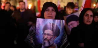 El cuerpo del ayatolá Alí Jamenei llega a Irak en medio de multitudinarias ceremonias fúnebres