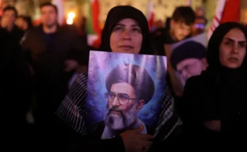 El cuerpo del ayatolá Alí Jamenei llega a Irak en medio de multitudinarias ceremonias fúnebres