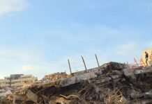 AÚN SIN MAQUINARIAS a Casi 20 días de los terremotos, familiares y cercanos buscan a mano, a sus familiares.