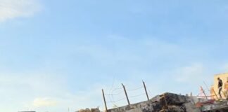 AÚN SIN MAQUINARIAS a Casi 20 días de los terremotos, familiares y cercanos buscan a mano, a sus familiares.