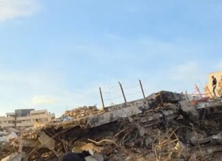 AÚN SIN MAQUINARIAS a Casi 20 días de los terremotos, familiares y cercanos buscan a mano, a sus familiares.