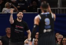 Enes Kanter Freedom, expulsado de un partido de la WNBA tras polémica por camiseta que definía qué es una mujer