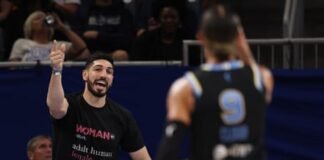Enes Kanter Freedom, expulsado de un partido de la WNBA tras polémica por camiseta que definía qué es una mujer