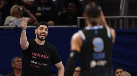 Enes Kanter Freedom, expulsado de un partido de la WNBA tras polémica por camiseta que definía qué es una mujer
