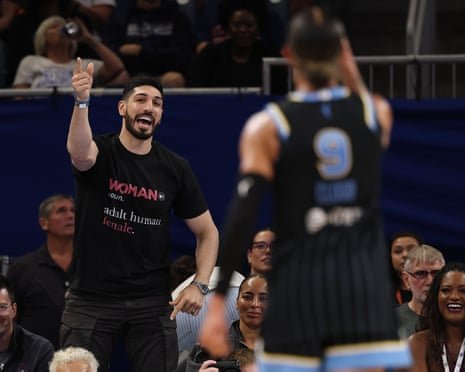 Enes Kanter Freedom, expulsado de un partido de la WNBA tras polémica por camiseta que definía qué es una mujer