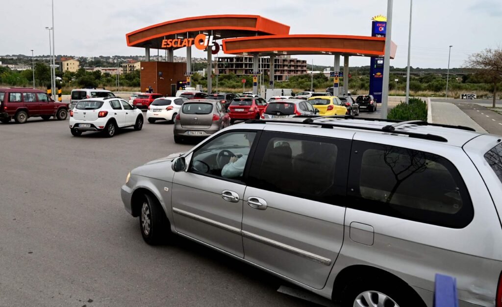 La imagen actual no tiene texto alternativo. El nombre del archivo es: Colas-coches-en-gasolinera.jpg