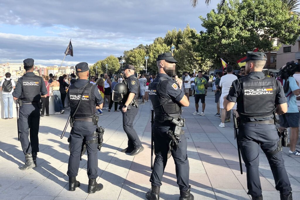 La imagen actual no tiene texto alternativo. El nombre del archivo es: ceuta-policia-alimentos-inmigrantes-crisis-espana-marruecos.jpg
