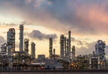 Trump presiona a las refinerías para bajar el precio de la gasolina